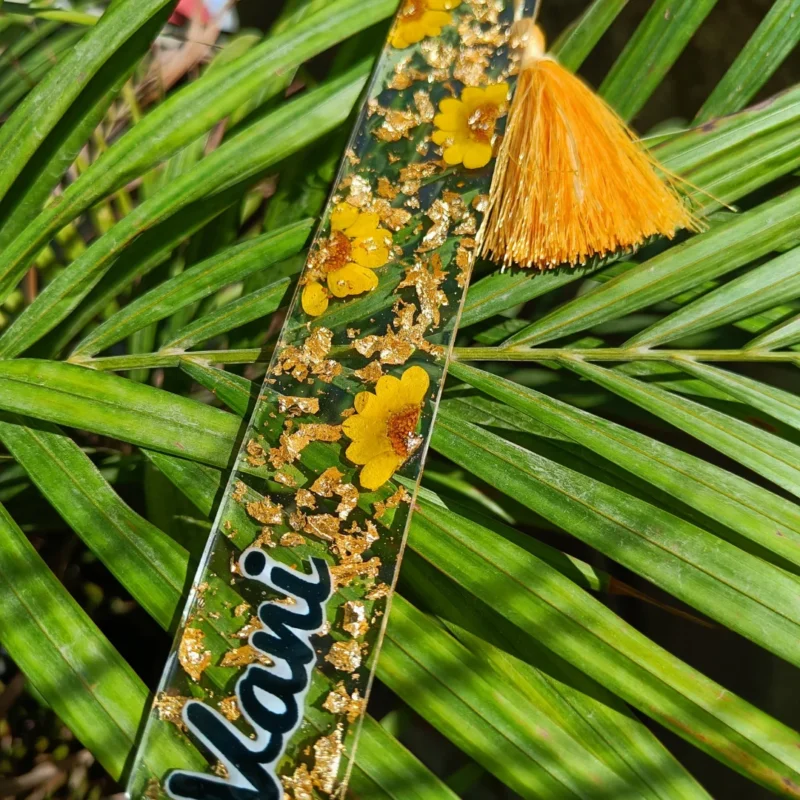 TRANSPARENT NAME BOOKMARK WITH REAL FLOWERS