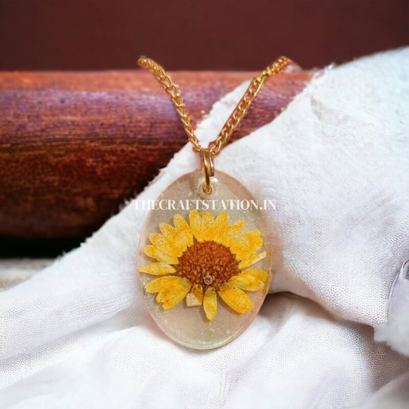 DAISY FLOWER PENDANT ( GLOW IN THE DARK)